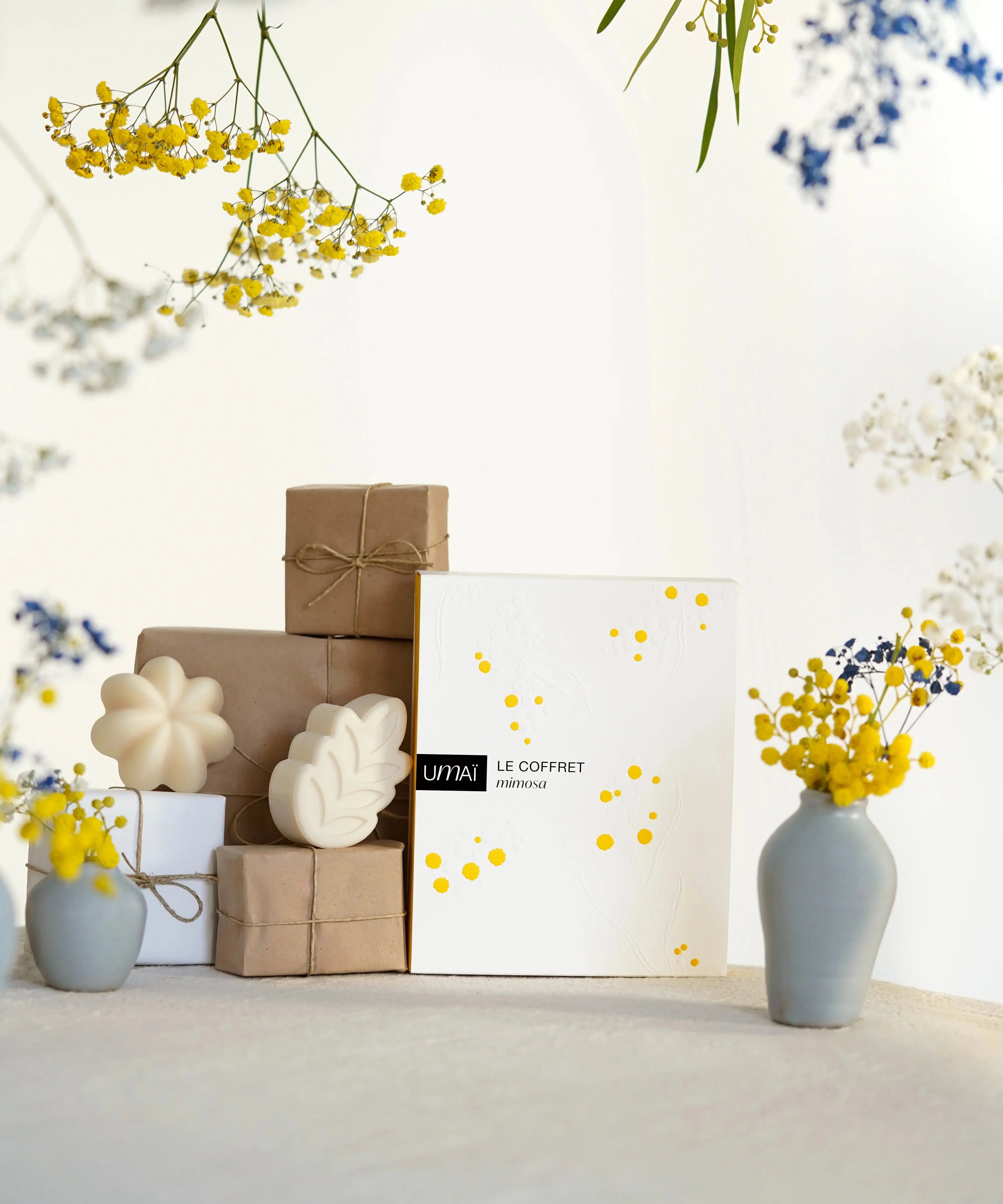 Le coffret Mimosa puise son inspiration dans la lumière douce et dorée du mimosa, symbole de renouveau et de chaleur. Fleur emblématique du sud, elle apporte son éclat lumineux et délicat et réinvente l'art d'offrir des fleurs.
Composé de nos deux best-sellers iconiques revisités avec un parfum au mimosa, offrez des fleurs, autrement. 
Il est le cadeau idéal à (s')offrir pour découvrir nos soins, et les emporter facilement partout avec soi. 
Il contient : 
✔ Shampoing mimosa 50gr : il nettoie les cheveu