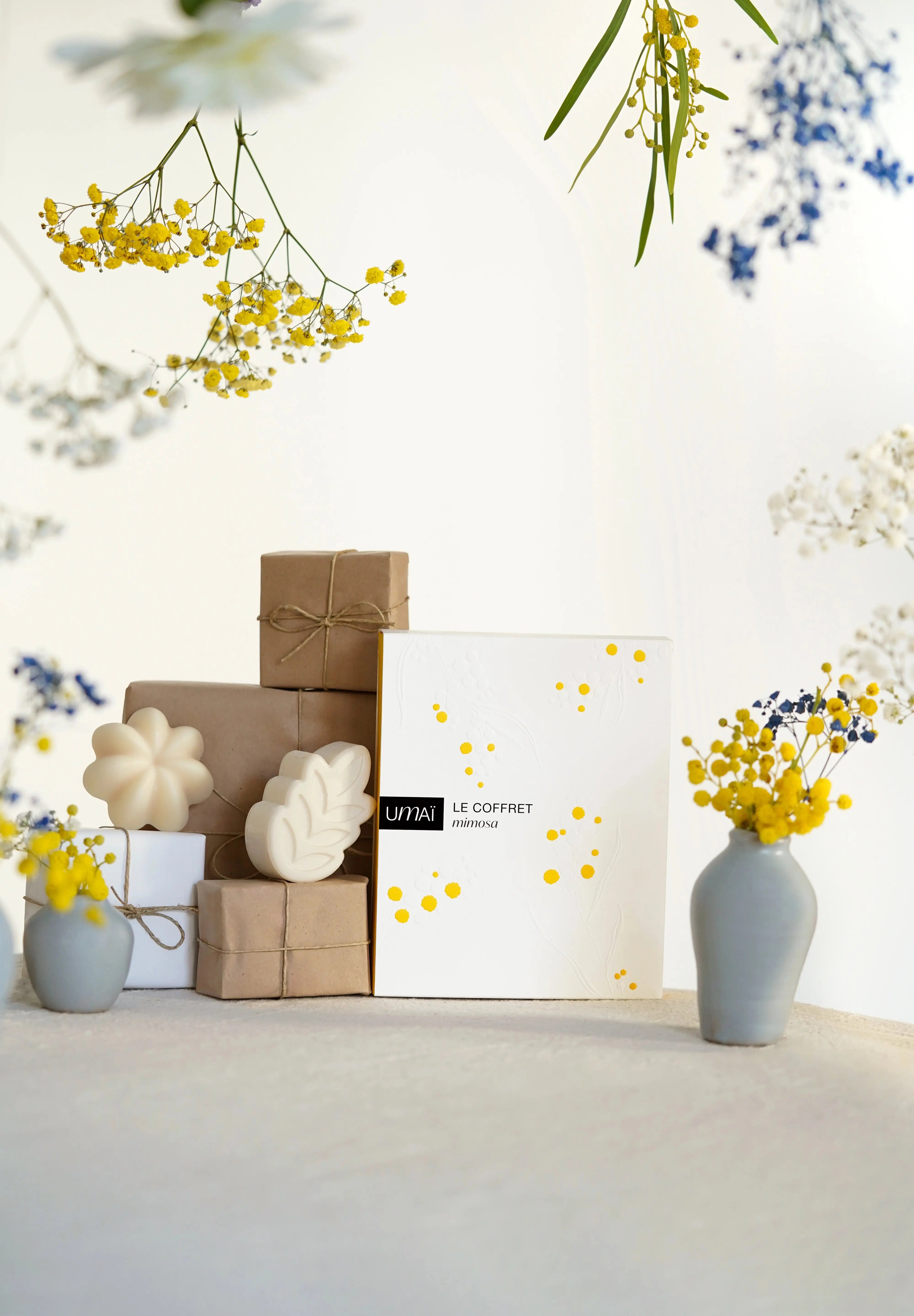 Le coffret Mimosa puise son inspiration dans la lumière douce et dorée du mimosa, symbole de renouveau et de chaleur. Fleur emblématique du sud, elle apporte son éclat lumineux et délicat et réinvente l'art d'offrir des fleurs.
Composé de nos deux best-sellers iconiques revisités avec un parfum au mimosa, offrez des fleurs, autrement. 
Il est le cadeau idéal à (s')offrir pour découvrir nos soins, et les emporter facilement partout avec soi. 
Il contient : 
✔ Shampoing mimosa 50gr : il nettoie les cheveu