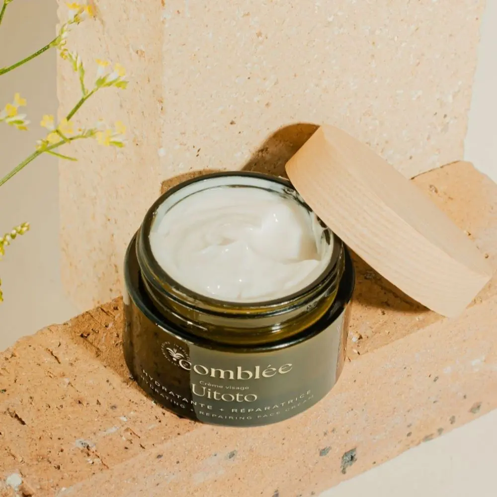 ALTERNATIVE VÉGÉTALE AUX CÉRAMIDES
Pot rechargeable de 50ml
🥕 Note Yuka : 100/100
🌸 Note INCI : 17.9/20
Uitoto est pensée comme une alternative végétale aux céramides, essentiels pour une peau résistante et confortable.
✓ Enrichie en huile de Sacha Inchi , ingrédient précieux traditionnel, naturellement riche en acides gras (oméga 3, 6 et 9).
✓ Pénètre en profondeur pour nourrir et revitaliser, laissant la peau souple, lumineuse et douce au toucher.
✓ Le physalis, aux propriétés anti-inflammatoires, apais