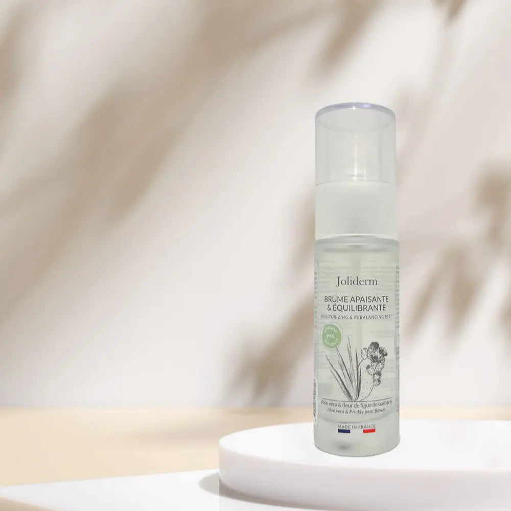 La brume apaisante Joliderm est l'alliée fraîcheur de toutes les peaux, mêmes les plus sensibles ! 
Cette brume visage composée de 99% d'ingrédients d'origine naturelle réconforte, rafraîchit et apaise instantanément.
À base d’aloe vera et de fleur de figue de barbarie, elle hydrate et calme les irritations. Sans parfum, elle convient à toutes les peaux même les plus sensibles. Riche en prébiotiques et probiotiques, elle protège des agressions extérieures et équilibre la peau pour une apparence plus saine.