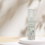 La brume apaisante Joliderm est l'alliée fraîcheur de toutes les peaux, mêmes les plus sensibles ! 
Cette brume visage composée de 99% d'ingrédients d'origine naturelle réconforte, rafraîchit et apaise instantanément.
À base d’aloe vera et de fleur de figue de barbarie, elle hydrate et calme les irritations. Sans parfum, elle convient à toutes les peaux même les plus sensibles. Riche en prébiotiques et probiotiques, elle protège des agressions extérieures et équilibre la peau pour une apparence plus saine.