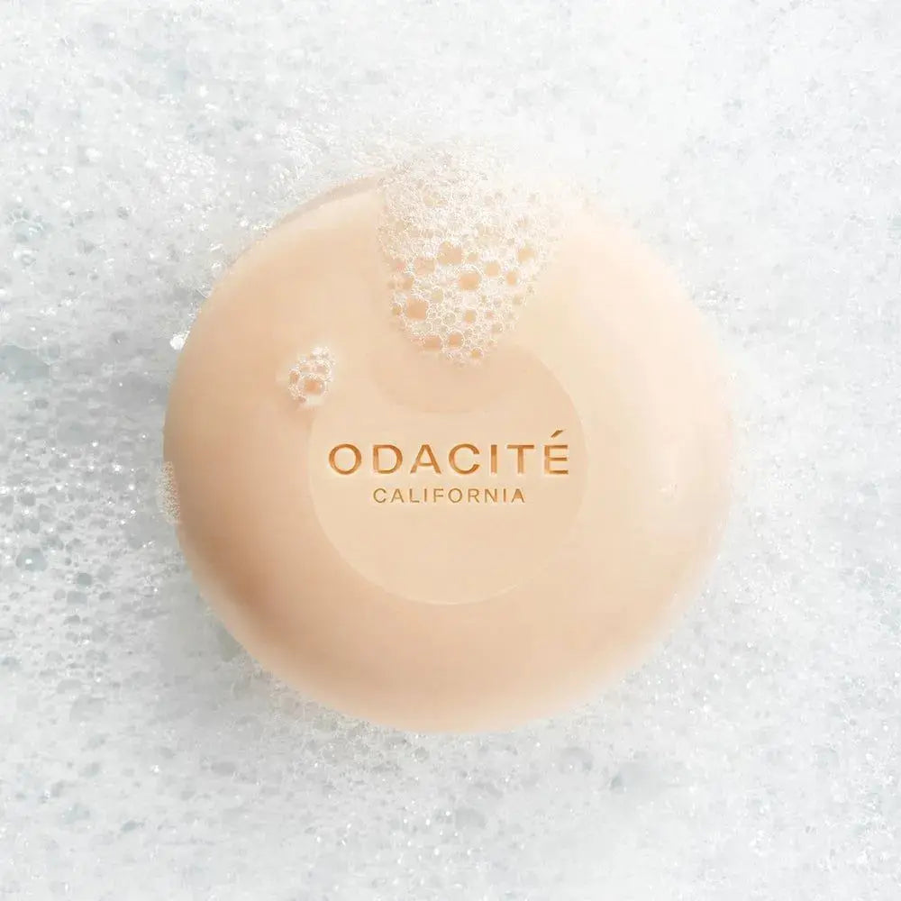 Un shampooing solide d’exception, à la mousse généreuse et réparatrice, qui respecte l’équilibre et la pureté du cuir chevelu. Résultat : des cheveux profondément nourris, faciles à coiffer et gonflés de volume naturel.