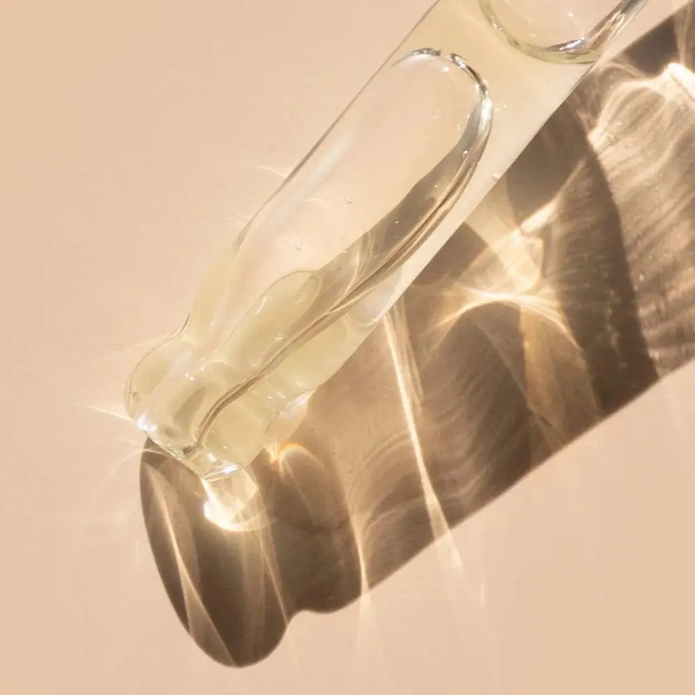 Un sérum concentré multi-actif qui aide à atténuer les taches pigmentaires tout en améliorant visiblement l’apparence de la peau mature. Enrichi en enzymes de fruits.