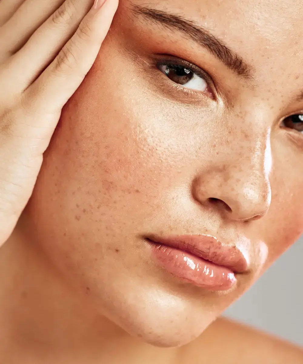 La brume apaisante Joliderm est l'alliée fraîcheur de toutes les peaux, mêmes les plus sensibles ! 
Cette brume visage composée de 99% d'ingrédients d'origine naturelle réconforte, rafraîchit et apaise instantanément.
À base d’aloe vera et de fleur de figue de barbarie, elle hydrate et calme les irritations. Sans parfum, elle convient à toutes les peaux même les plus sensibles. Riche en prébiotiques et probiotiques, elle protège des agressions extérieures et équilibre la peau pour une apparence plus saine.