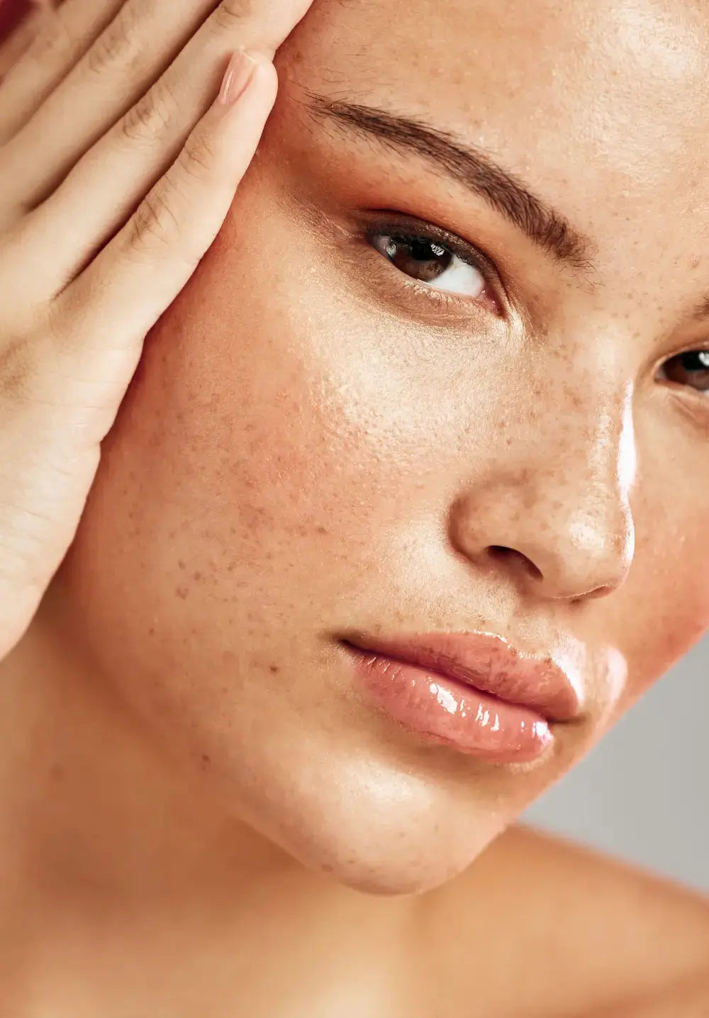 La brume apaisante Joliderm est l'alliée fraîcheur de toutes les peaux, mêmes les plus sensibles ! 
Cette brume visage composée de 99% d'ingrédients d'origine naturelle réconforte, rafraîchit et apaise instantanément.
À base d’aloe vera et de fleur de figue de barbarie, elle hydrate et calme les irritations. Sans parfum, elle convient à toutes les peaux même les plus sensibles. Riche en prébiotiques et probiotiques, elle protège des agressions extérieures et équilibre la peau pour une apparence plus saine.