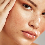 La brume apaisante Joliderm est l'alliée fraîcheur de toutes les peaux, mêmes les plus sensibles ! 
Cette brume visage composée de 99% d'ingrédients d'origine naturelle réconforte, rafraîchit et apaise instantanément.
À base d’aloe vera et de fleur de figue de barbarie, elle hydrate et calme les irritations. Sans parfum, elle convient à toutes les peaux même les plus sensibles. Riche en prébiotiques et probiotiques, elle protège des agressions extérieures et équilibre la peau pour une apparence plus saine.