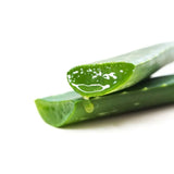 Véritable soin, la GELÉE D'HUILE DÉMAQUILLANTE laisse une peau propre, douce et lumineuse. Elle retire tous les types de maquillage même waterproof tout en respectant l’équilibre naturel de la peau.