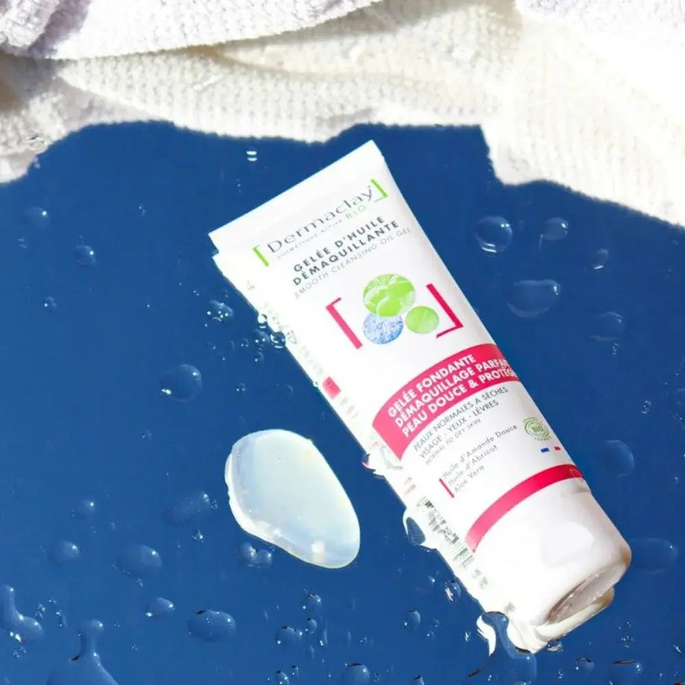 Véritable soin, la GELÉE D'HUILE DÉMAQUILLANTE laisse une peau propre, douce et lumineuse. Elle retire tous les types de maquillage même waterproof tout en respectant l’équilibre naturel de la peau.
