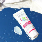 Véritable soin, la GELÉE D'HUILE DÉMAQUILLANTE laisse une peau propre, douce et lumineuse. Elle retire tous les types de maquillage même waterproof tout en respectant l’équilibre naturel de la peau.