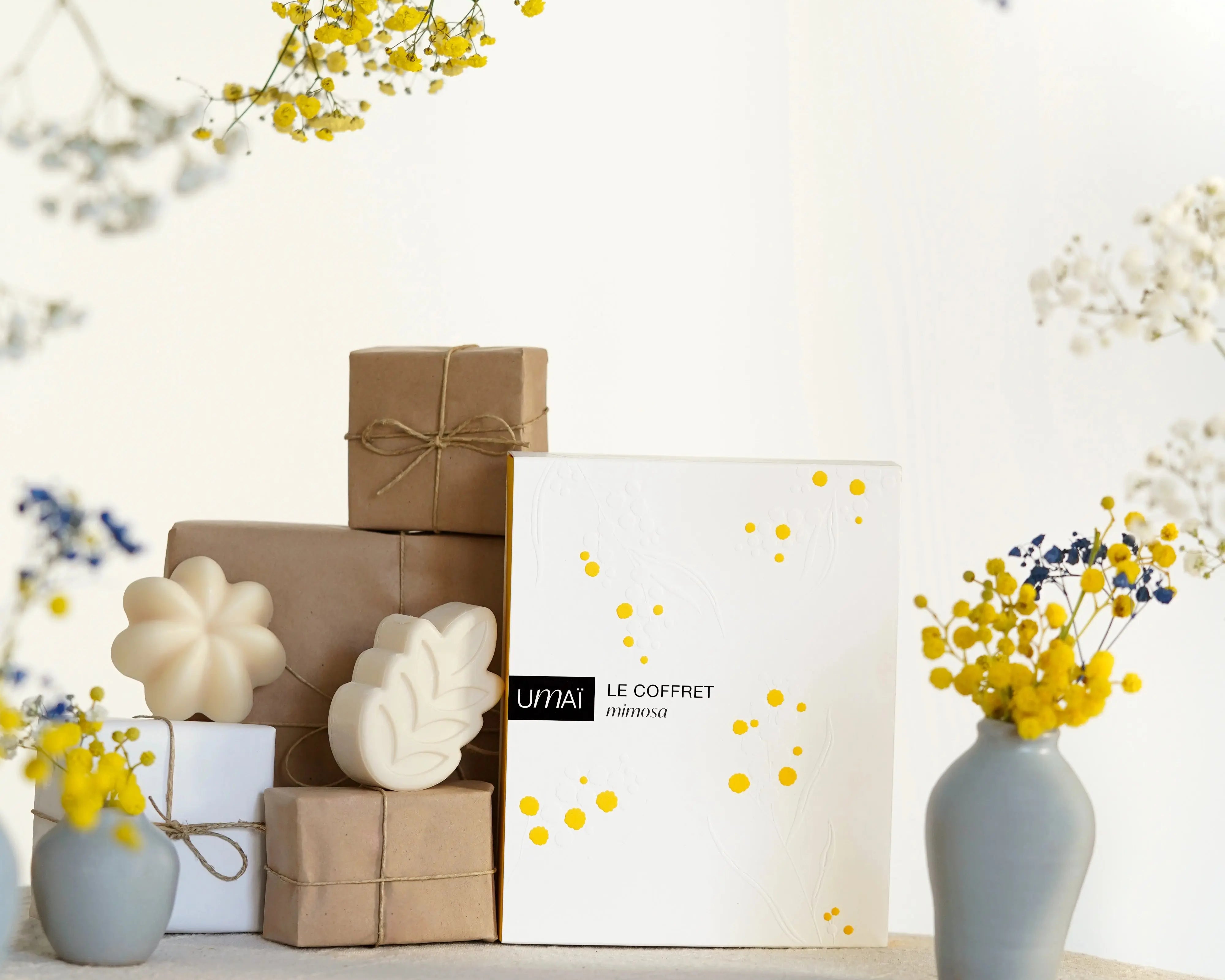 Le coffret Mimosa puise son inspiration dans la lumière douce et dorée du mimosa, symbole de renouveau et de chaleur. Fleur emblématique du sud, elle apporte son éclat lumineux et délicat et réinvente l'art d'offrir des fleurs.
Composé de nos deux best-sellers iconiques revisités avec un parfum au mimosa, offrez des fleurs, autrement. 
Il est le cadeau idéal à (s')offrir pour découvrir nos soins, et les emporter facilement partout avec soi. 
Il contient : 
✔ Shampoing mimosa 50gr : il nettoie les cheveu