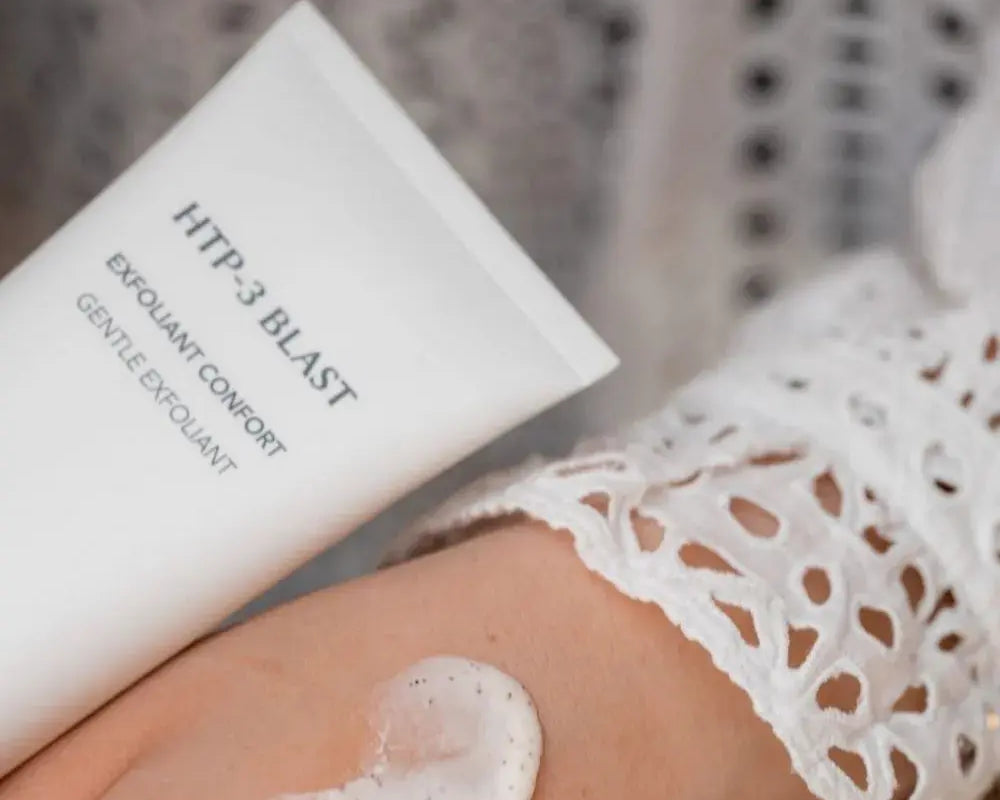 L’Exfoliant Confort élimine impuretés, cellules mortes et excès de sébum tout en resserrant les pores. La poudre d’abricot exfolie le visage en douceur tandis que l’extrait de papaye et l’huile de noyau d’abricot, aux propriétés nourrissantes, associés au Complexe exclusif HTP-3®, apportent confort et souplesse à la peau.

Tube de 100ml.
