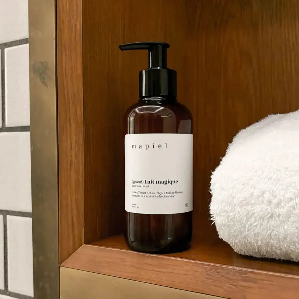 Notre Lait est 100 % d'origine naturelle. Formulé à base d'huile d'avocat, d'huile d'açaï, de miel de Manuka et de cire d'abeille, il apporte instantanément confort et réconfort à la peau.