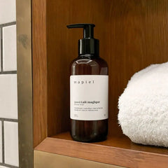 Notre Lait est 100 % d'origine naturelle. Formulé à base d'huile d'avocat, d'huile d'açaï, de miel de Manuka et de cire d'abeille, il apporte instantanément confort et réconfort à la peau.