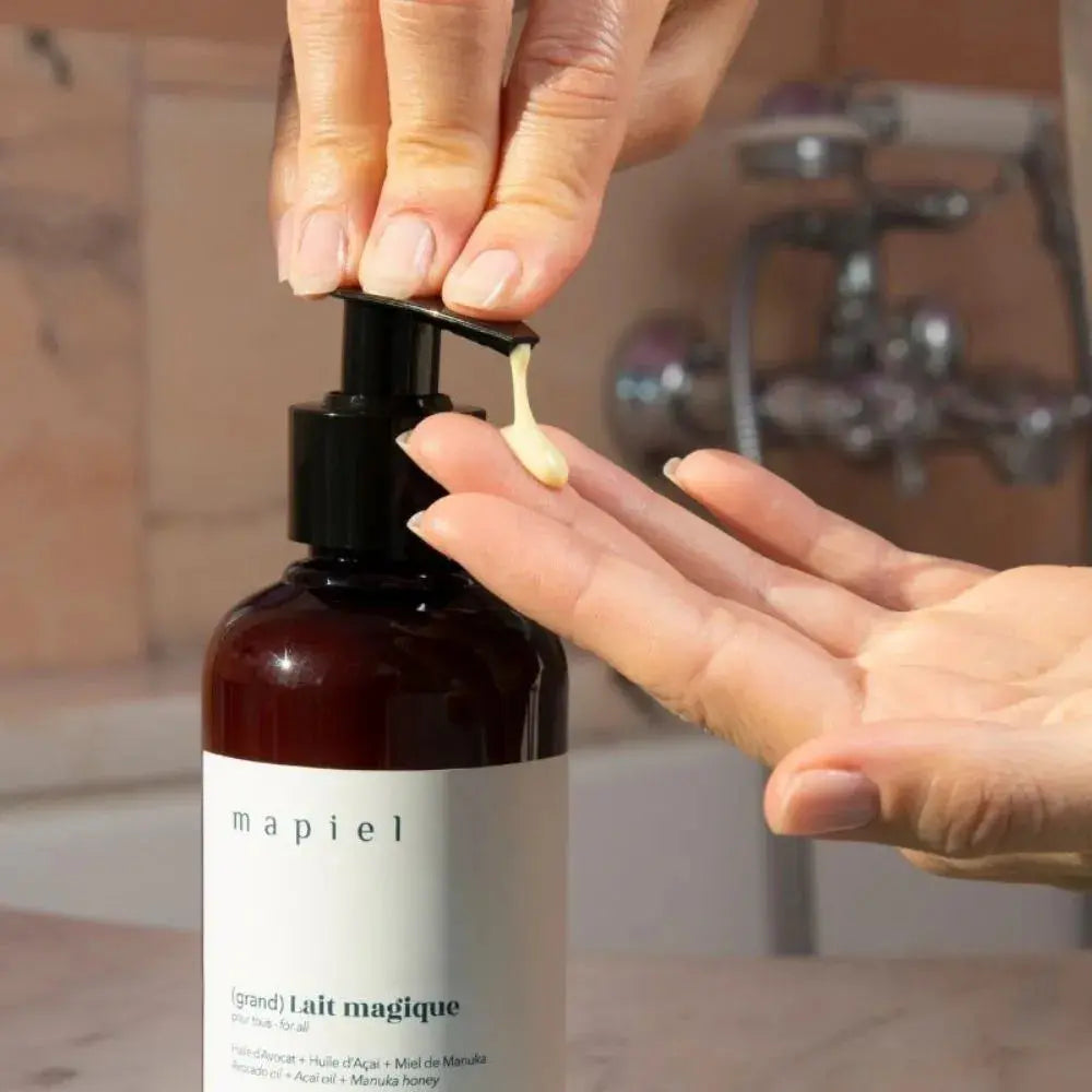 Notre Lait est 100 % d'origine naturelle. Formulé à base d'huile d'avocat, d'huile d'açaï, de miel de Manuka et de cire d'abeille, il apporte instantanément confort et réconfort à la peau.