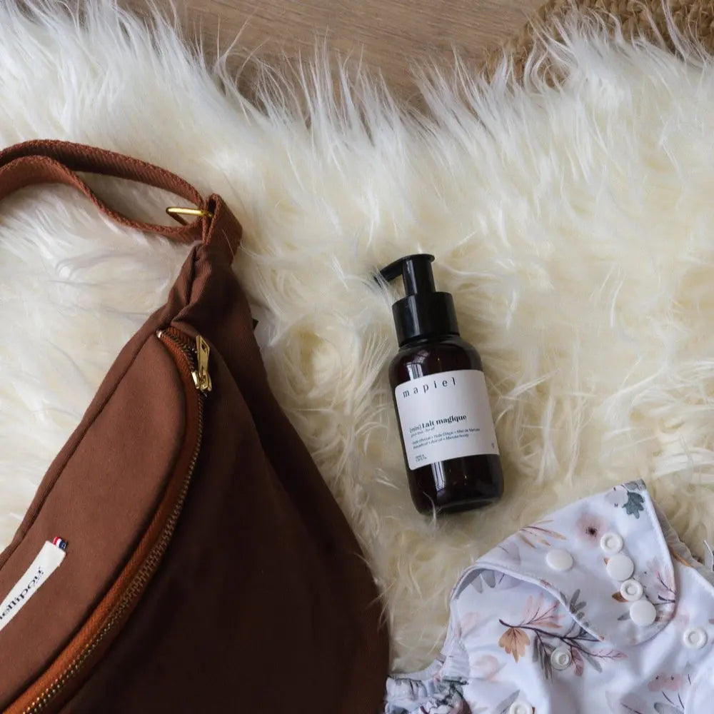 Notre Lait est 100 % d'origine naturelle. Formulé à base d'huile d'avocat, d'huile d'açaï, de miel de Manuka et de cire d'abeille, il apporte instantanément confort et réconfort à la peau.