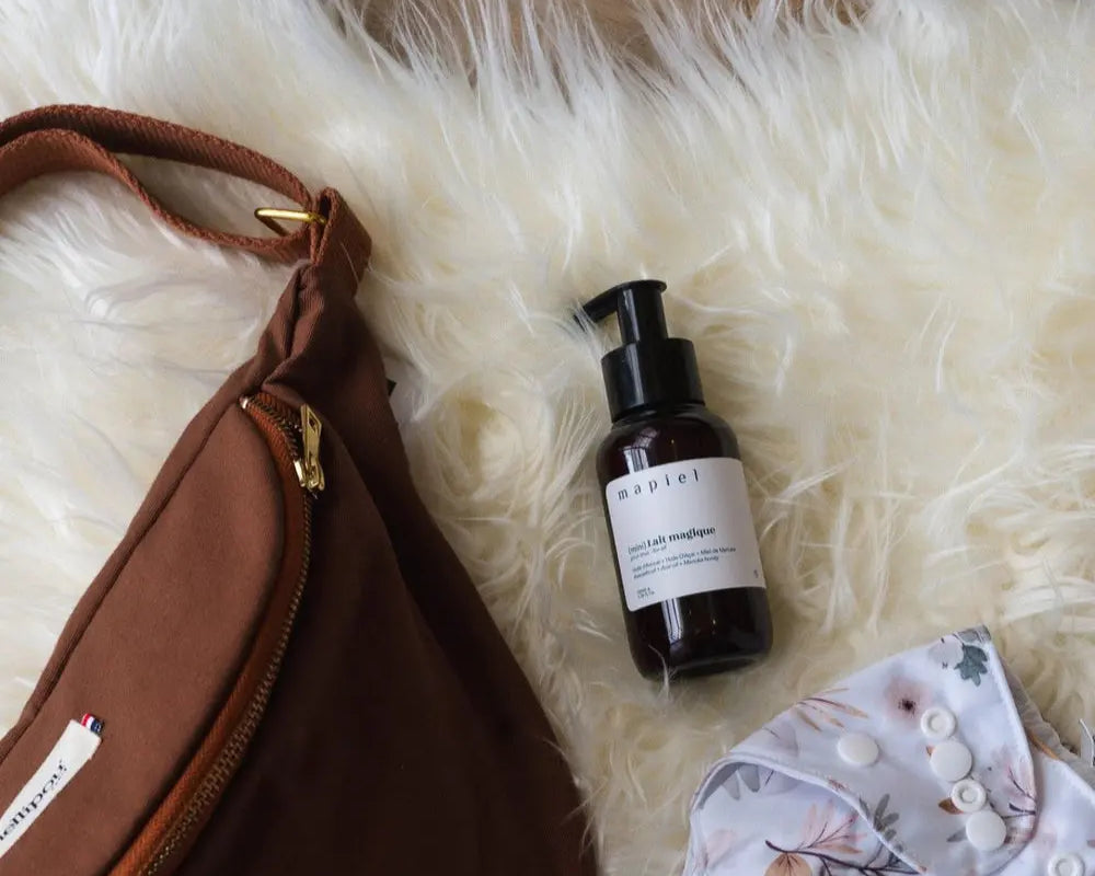 Notre Lait est 100 % d'origine naturelle. Formulé à base d'huile d'avocat, d'huile d'açaï, de miel de Manuka et de cire d'abeille, il apporte instantanément confort et réconfort à la peau.