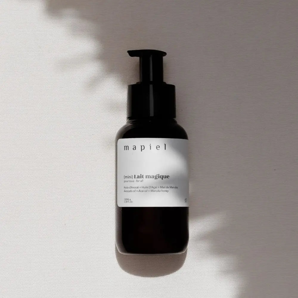 Notre Lait est 100 % d'origine naturelle. Formulé à base d'huile d'avocat, d'huile d'açaï, de miel de Manuka et de cire d'abeille, il apporte instantanément confort et réconfort à la peau.