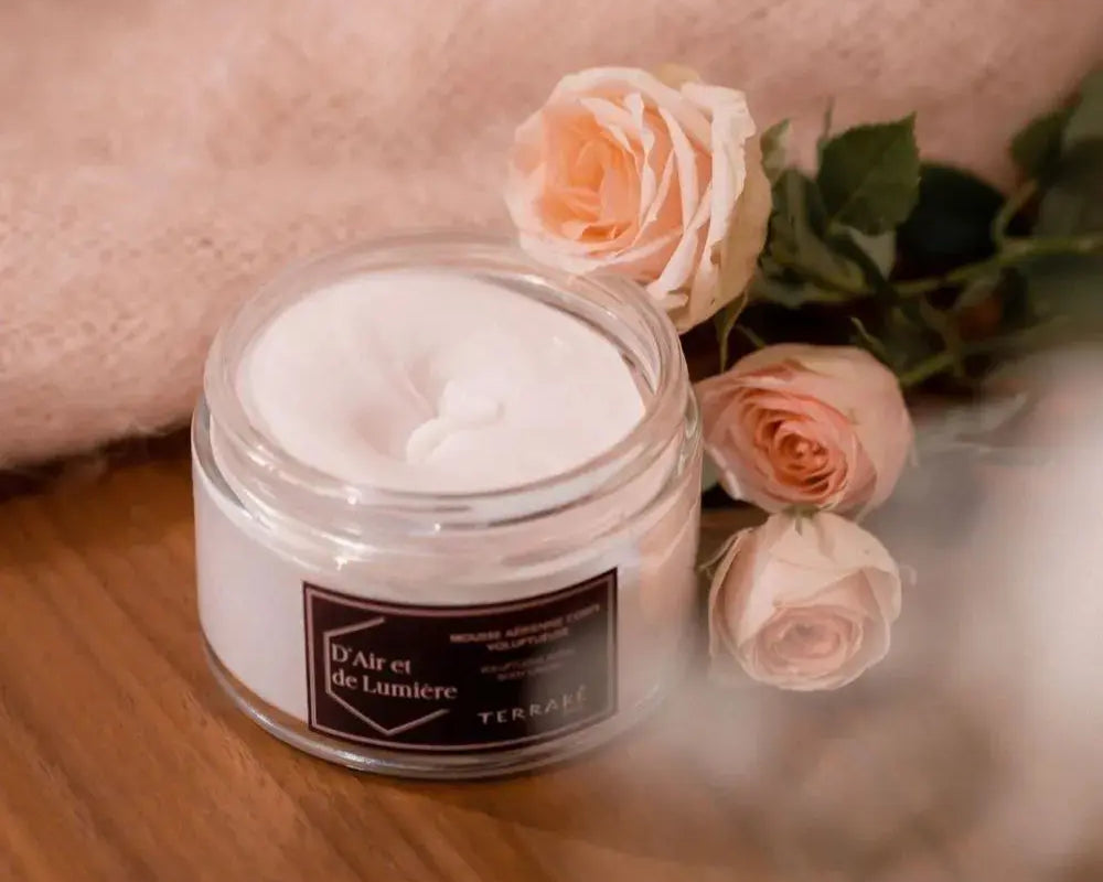 La Mousse Aérienne Corps Voluptueuse TERRAKÉ est un soin réconfortant sensoriel très cocooning, pour une peau protégée, adoucie et intensément plus souple.

Composé de Cire d’abeille, riche en acides gras, non comédogène, cette mousse nourrit et protège la peau afin de la rendre plus élastique et plus souple. Associée à l’Huile de Jojoba, la peau est apaisée, hydratée et régulée. La Glycérine Végétale complète la formule par ses propriétés singulières : hygroscopiques, protectrices, adoucissantes, limitant 