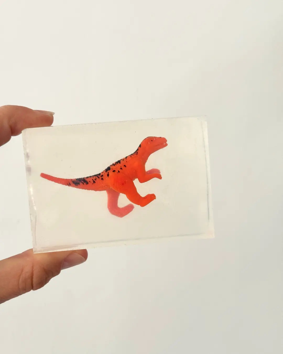 Savon Velociraptor Dinosaure avec Surprise - Savon Dinosaure Enfant Fait Main en France Soap Hit