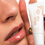 Glowlip est l’équilibre parfait entre un baume nourrissant et un gloss ultra-brillant. Sa formule unique hydrate intensément tout en offrant une finition miroir éclatante, sans l’effet collant des gloss traditionnels.
