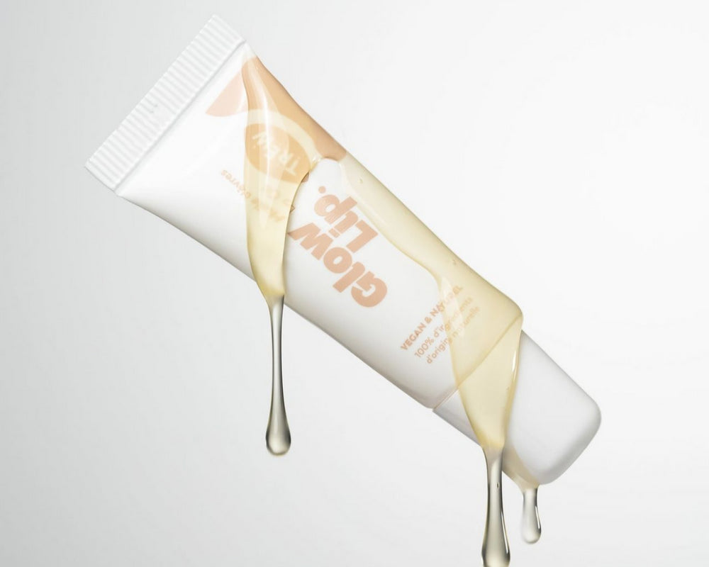 Glowlip est l’équilibre parfait entre un baume nourrissant et un gloss ultra-brillant. Sa formule unique hydrate intensément tout en offrant une finition miroir éclatante, sans l’effet collant des gloss traditionnels.
