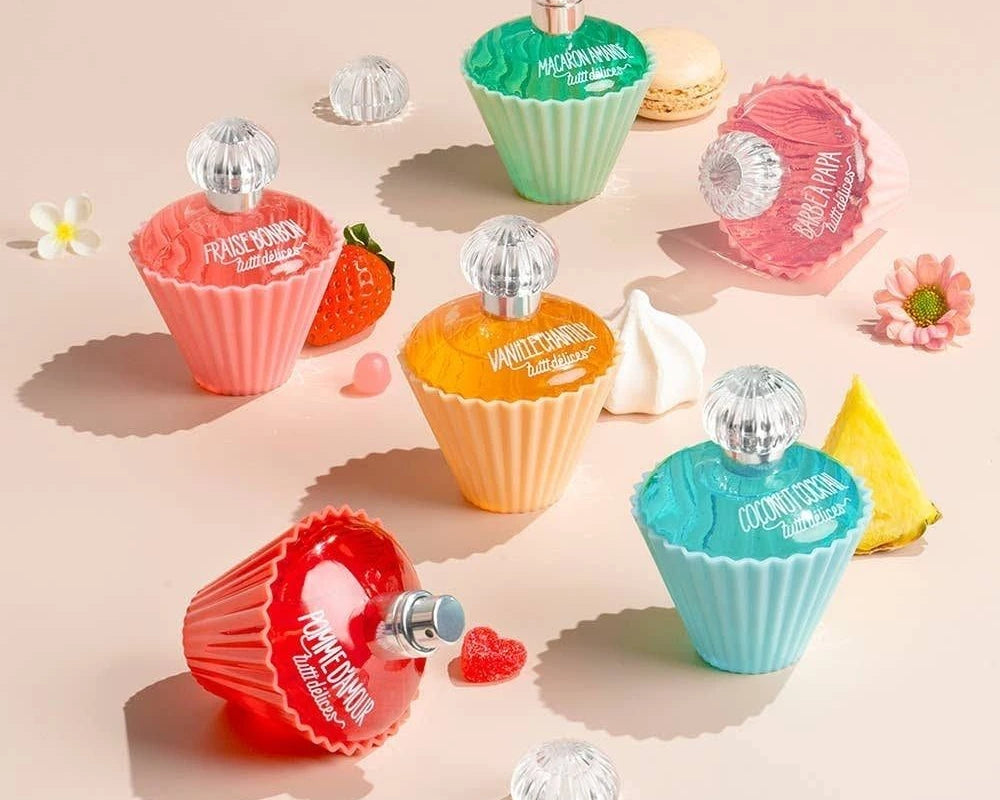 Et si l’imaginaire devenait parfum ? Fraise Bonbon s’ouvre sur une note juteuse et acidulée, joyeuse et espiègle. Cette eau de toilette déploie une gourmandise frivole, pleine de malice et d’enfance retrouvée.

Fraise Bonbon est une parenthèse rose, un clin d’œil sucré à celles qui aiment croquer la vie. Son sillage joue entre crème chantilly et vanille, dans une farandole légère et insouciante. À adopter comme une friandise invisible du quotidien.