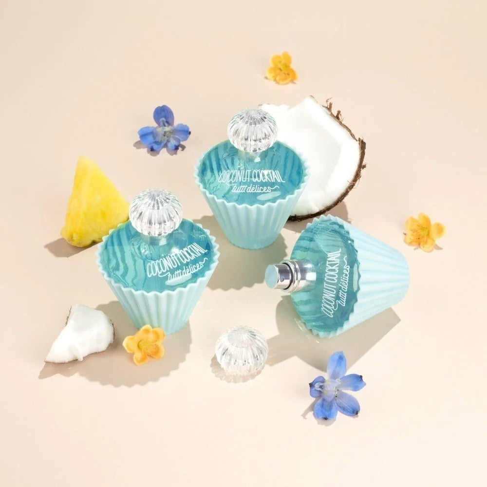 Souvenir d’été, rire gourmand : Coconut Cocktail est un parfum ensoleillé et sucré qui évoque les instants simples de l’enfance retrouvée.

La noix de coco croque sous les dents, enveloppée d’une vanille onctueuse et d’un musc sucré. Cette eau de toilette joue la carte de la gourmandise assumée, avec une touche d’exotisme légère et joyeuse.