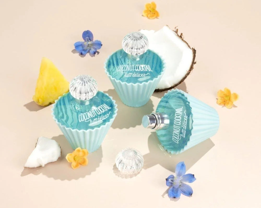 Souvenir d’été, rire gourmand : Coconut Cocktail est un parfum ensoleillé et sucré qui évoque les instants simples de l’enfance retrouvée.

La noix de coco croque sous les dents, enveloppée d’une vanille onctueuse et d’un musc sucré. Cette eau de toilette joue la carte de la gourmandise assumée, avec une touche d’exotisme légère et joyeuse.
