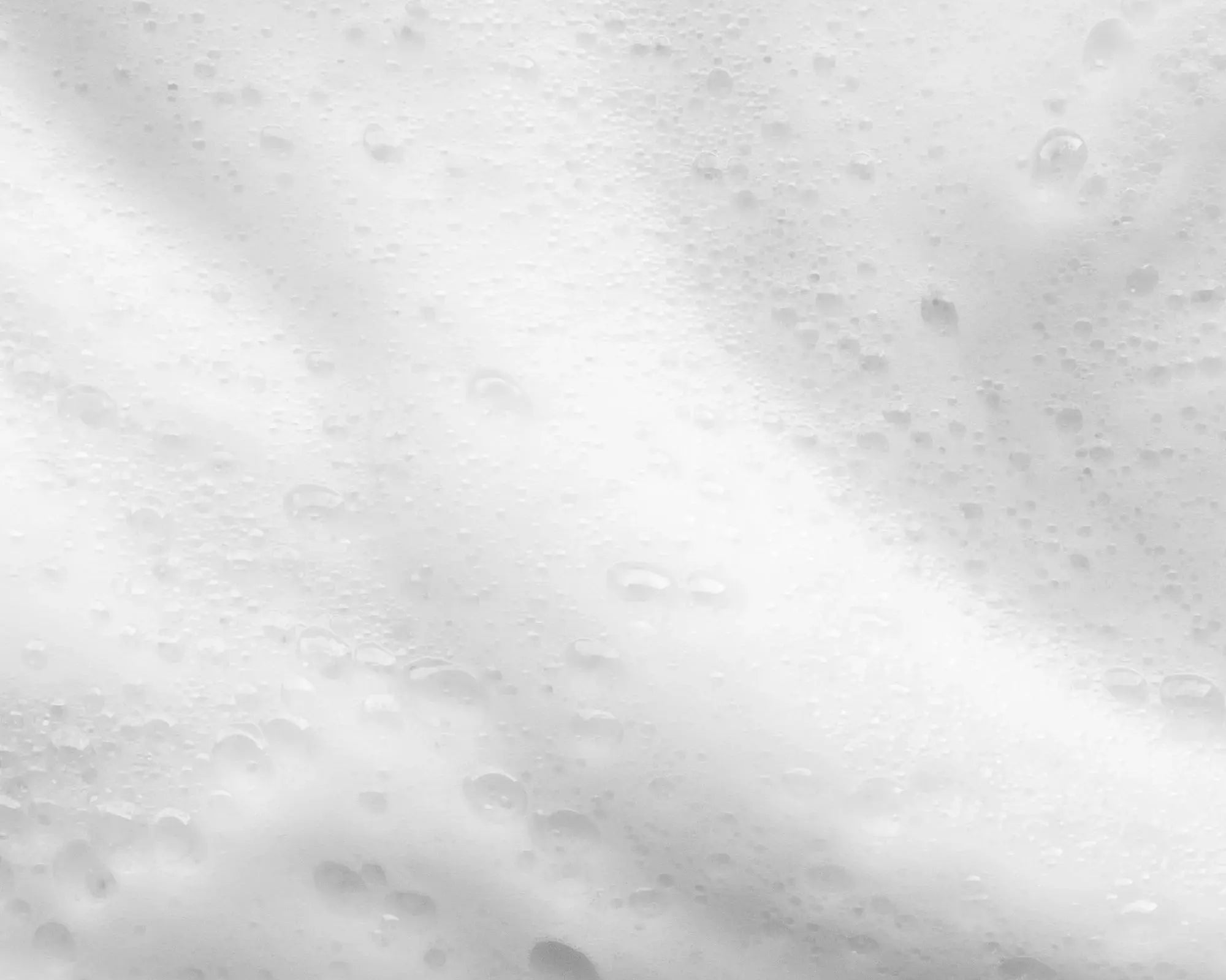 Gros plan sur la mousse légère et crémeuse du savon liquide de Marseille Verveine Cédrat