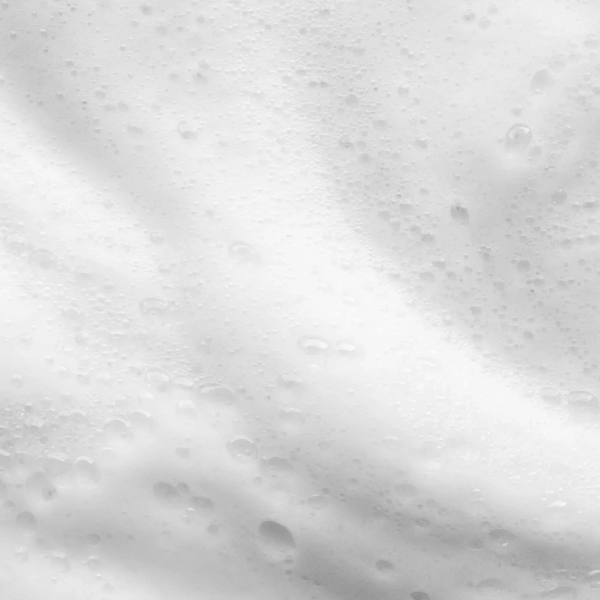Gros plan sur la mousse légère et crémeuse du savon liquide de Marseille Verveine Cédrat